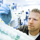 Thijn Brummelkamp in lab onderzoek