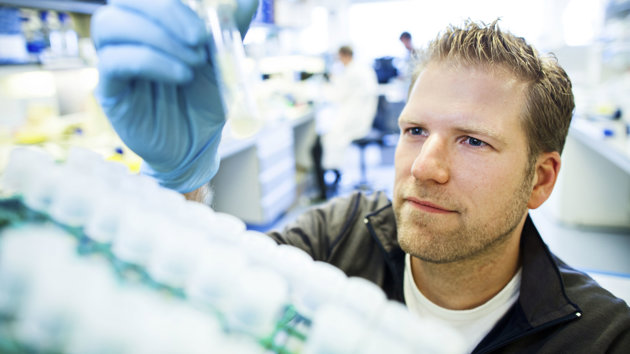 Thijn Brummelkamp in lab onderzoek