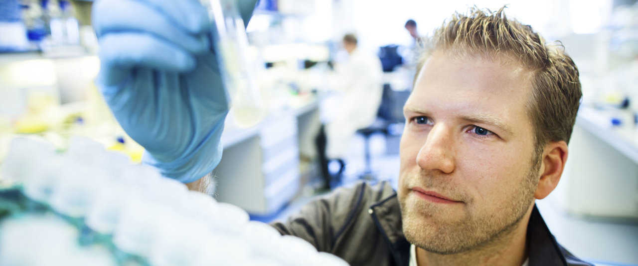 Thijn Brummelkamp in lab onderzoek