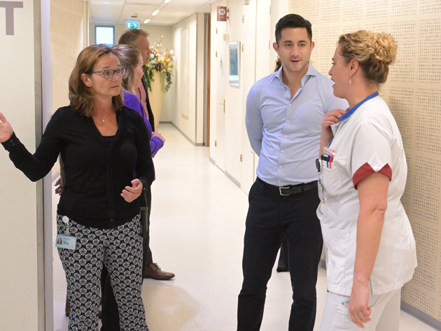 Wethouder Scholtses Bij Dagbehaandeling 01