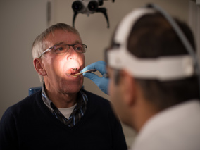 De Hoofd Hals Specialist Onderzoekt Het Afwijkende Gebied Secuur.