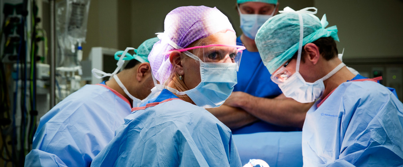 De Essentie Van Een Slokdarmoperatie Vanwege Een Kwaadaardige Zwelling Is Het Verwijderen Van Bijna De Hele Slokdarm (Vanaf Het Halsgedeelte Tot En Met De Binnenbocht Van De Maag) En Alle Bijbehorende Lymfklieren.