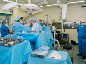 Nadat De Chirurg Alle Zichtbare Tumoren Heeft Weggehaald, Wordt De Buik Gespoeld Met Verwarmde Chemotherapie.