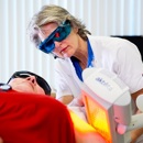 Nadat De Crème Is Aangebracht Op De Afwijkende Huidplekjes Worden De Plekken Gedurende Bepaalde Tijd Belicht Met Een Speciale Lichtbron Waardoor Er Een Reactie Ontstaat En De Afwijkende Huidcellen Afsterven.