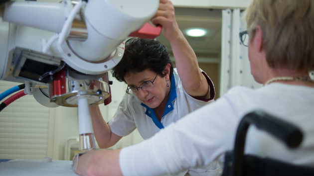 De Behandeling Duurt Telkens Een Kwartier, Maar De Daadwerkelijke Bestralingstijd Is Veel Korter, Op Een Lineaire Versneller 1 Tot 2 Minuten, Op Het Orthovolt Toestel Maximaal 10 Minuten.