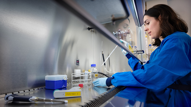 Fundamenteel onderzoek laboratorium vrouw