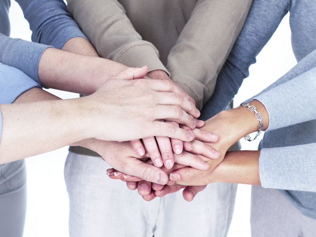 Samen handen bijelkaar