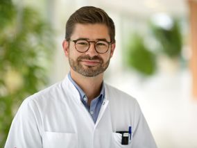 Oscar Brouwer met achtergrond hal