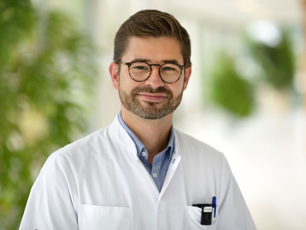 Oscar Brouwer met achtergrond hal