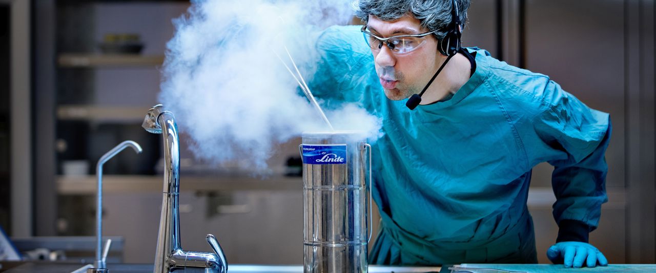 Onderzoeker stikstofwolk NKI lab