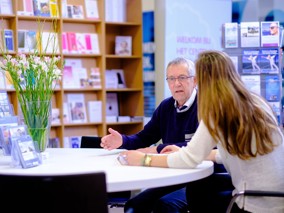 man aan tafel hal centrum patienteninformatie