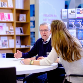 man aan tafel hal centrum patienteninformatie