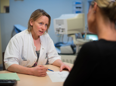 De Gynaecoloog Voert Een Gesprek Met De Patiënt In De Spreekkamer