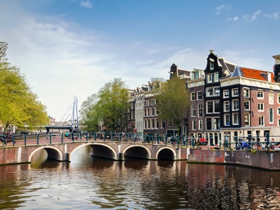 Firefly+Amsterdamse+Grachten+Met+Brug+In+De+Middag+11333