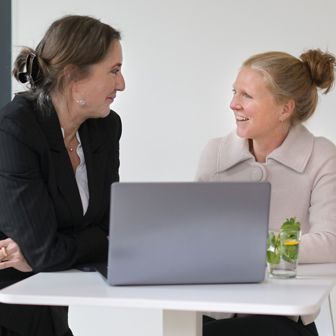 Lizet En Margreet Defdef Zittend